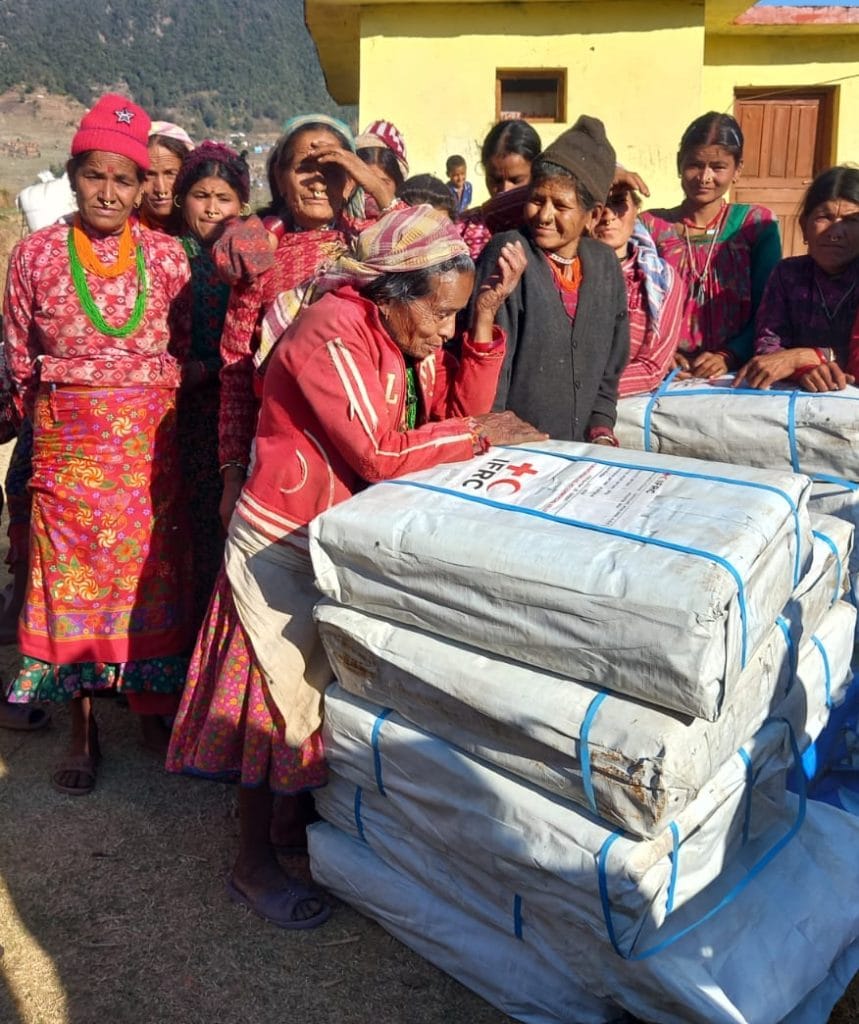 भूकम्प प्रभावितलाई सहयोग गर्दै नेपाल रेडक्रस