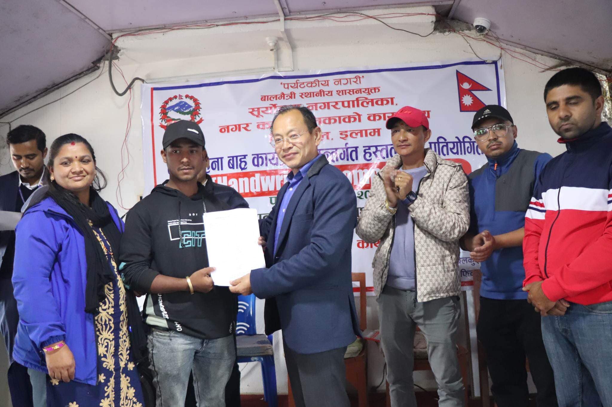 सुनपाद्धारा विद्यार्थीलाई छात्रवृत्ति र शैक्षिक सामग्री बितरण