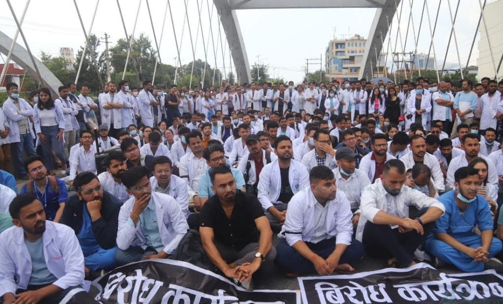 डाक्टरहरू र सरकारबीच ६ बुँदे सहमति, आन्दोलन स्थगित (सहमति पत्र सहित)