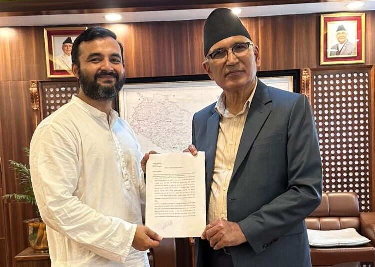 अर्थमन्त्री पौडेललाई यातायात व्यवसायीको ध्यानाकर्षण पत्र