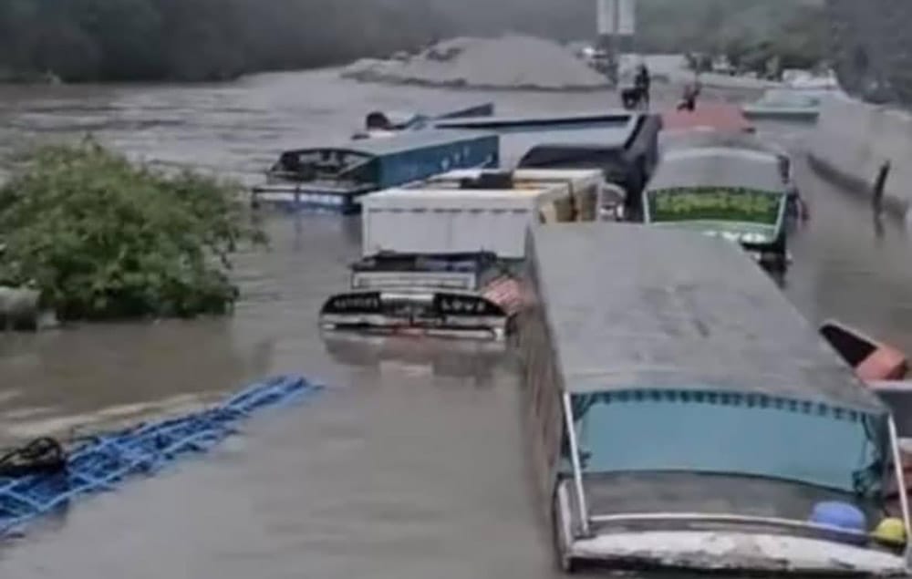 भोटेकोशी नदीमा बाढी: भन्सारमा राखेका गाडी बगायो, मितेरी पुलसहित ठुलो क्षति