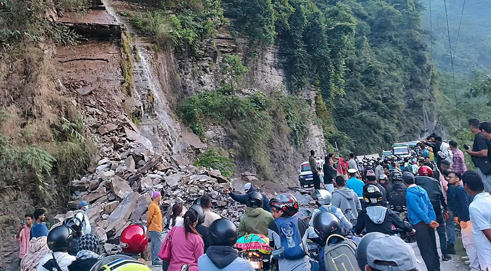 मुग्लिन-नारायणगढको जलविरे नजिक सुख्खा पहिरो, सडक एकतर्फी