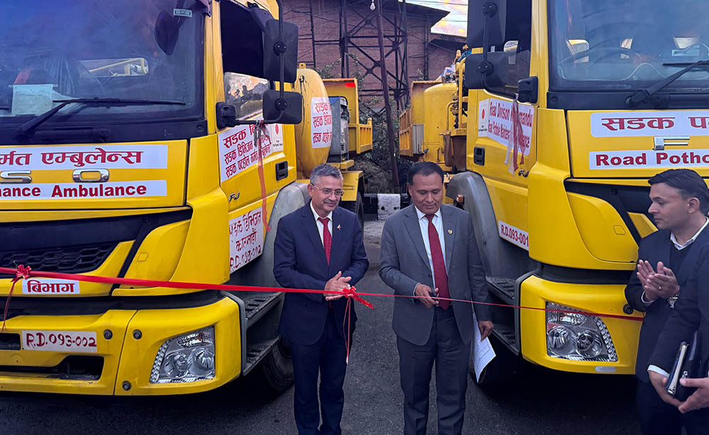 काठमाडौंका सडक मर्मत गर्न सडक एम्बुलेन्स सञ्चालनमा