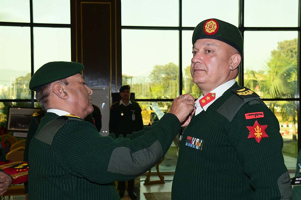 प्रधानसेनापतिद्वारा दर्ज्यानी चिन्ह प्रदान