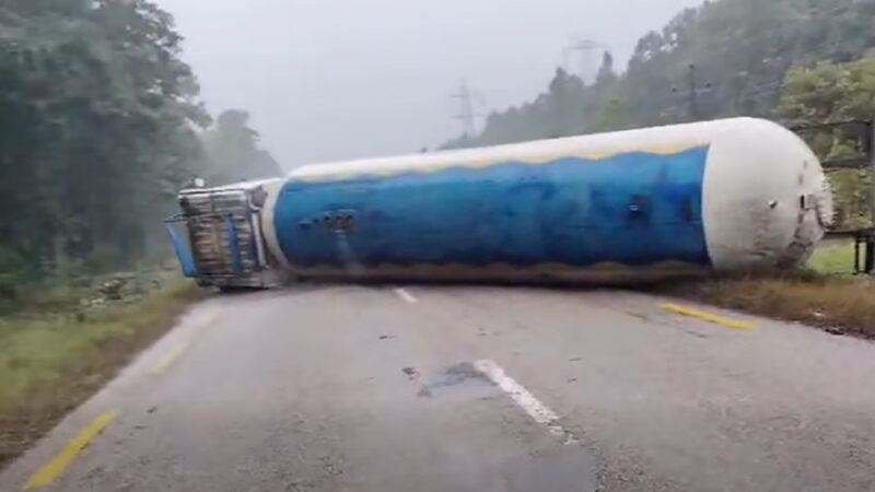 एलपीजी ग्याँस बोकेको ट्यांकर दुर्घटना