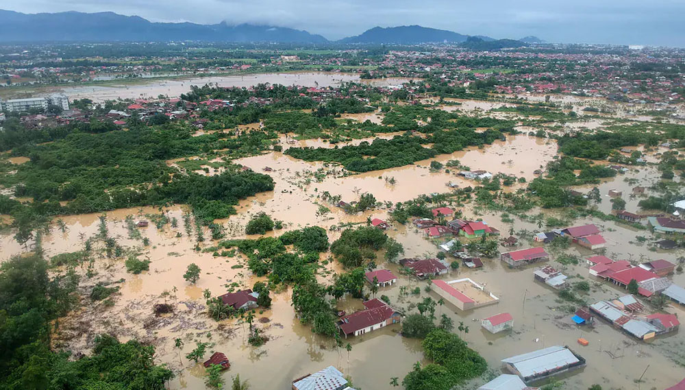 चक्रवातपछि आएको बर्षा र बाढीबाट इन्डोनेसियामा ४०० भन्दा बढीको मृत्यु