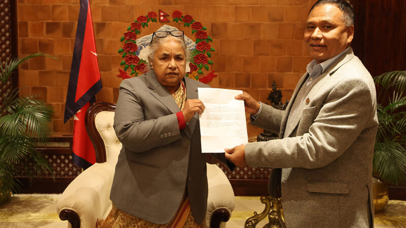 कुलमान घिसिङले दिए मन्त्रीबाट राजीनामा