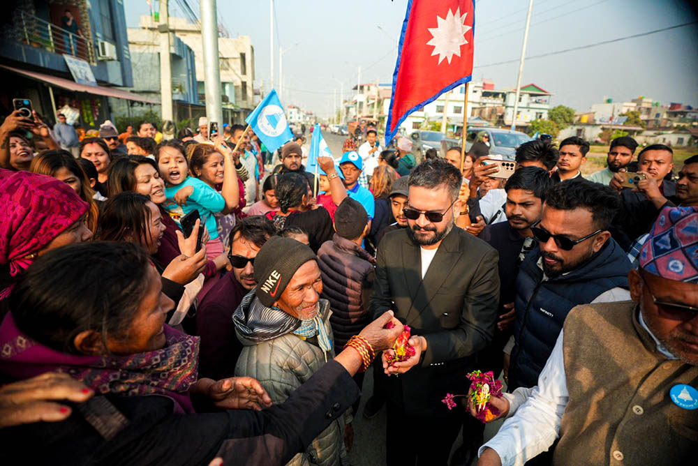 झापा-५ मा घरदैलोमा व्यस्त बालेन