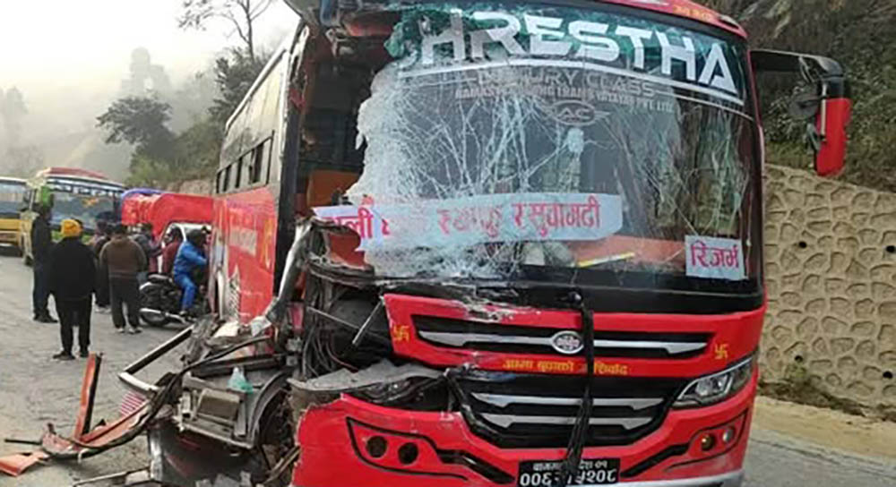 धादिङको १० किलोमा दुई बस ठोक्किए: एक स्थानीयको मृत्यु