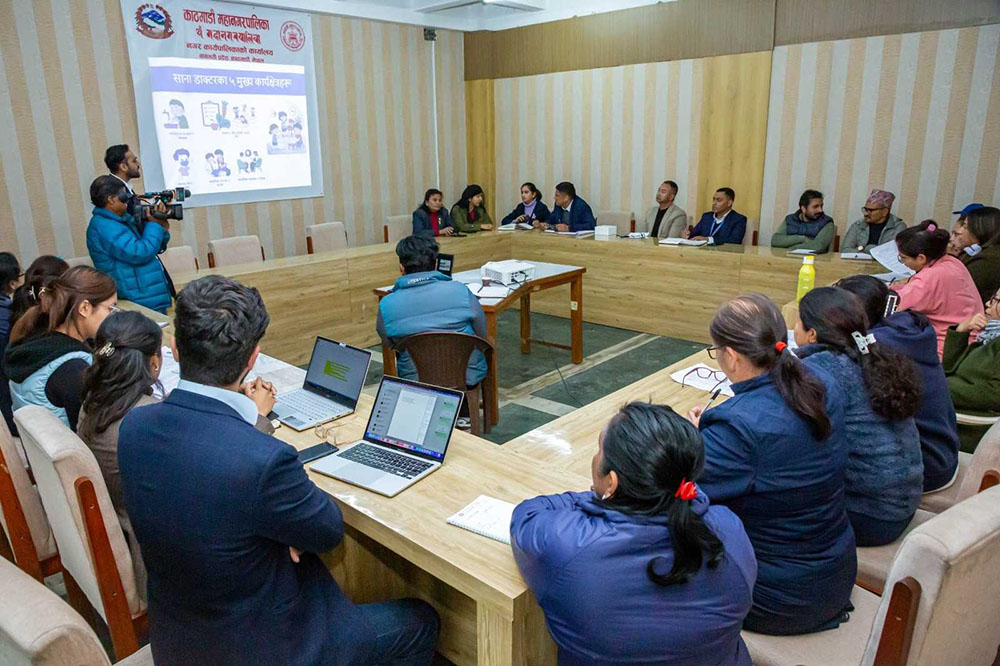 सामुदायिक विद्यालयमा साना डाक्टर कार्यक्रम सञ्चालन गर्दै काठमाडौँ महानगर
