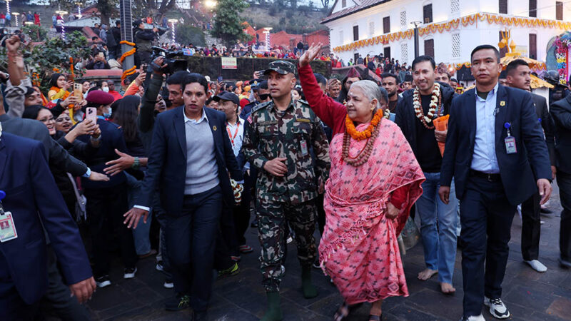 प्रधानमन्त्री कार्कीबाट पशुपतिनाथको दर्शन र पूजाआराधना