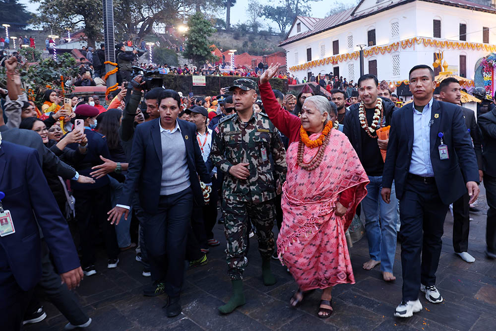 प्रधानमन्त्री कार्कीबाट पशुपतिनाथको दर्शन र पूजाआराधना