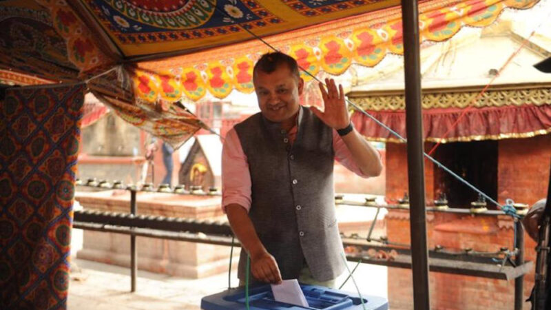 काँग्रेस सभापति गगन थापाले गरे मतदान