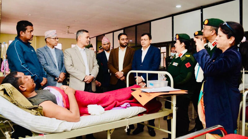 रामेछाप दुर्घटनाका घाइतेसँग गृहमन्त्री अर्यालको भेट, उपचारमा कमी नहुने प्रतिबद्धता