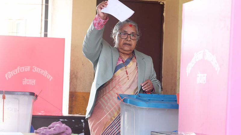 प्रधानमन्त्री कार्कीले गरिन मतदान