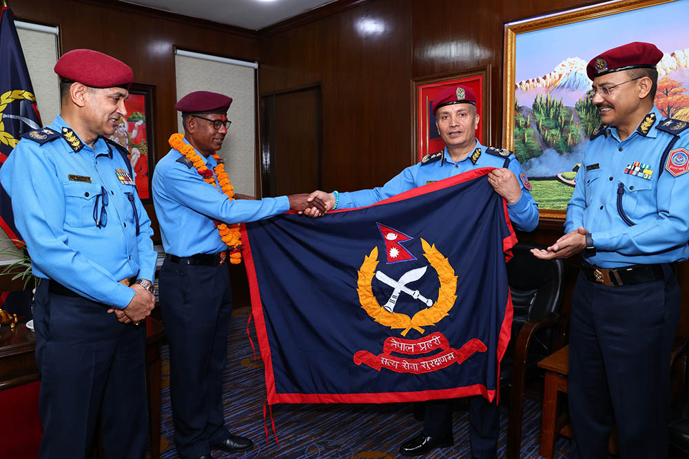 मकालु हिमाल आरोहण गर्न लागेका प्रहरी नायव निरीक्षकलाई झण्डा हस्तान्तरण